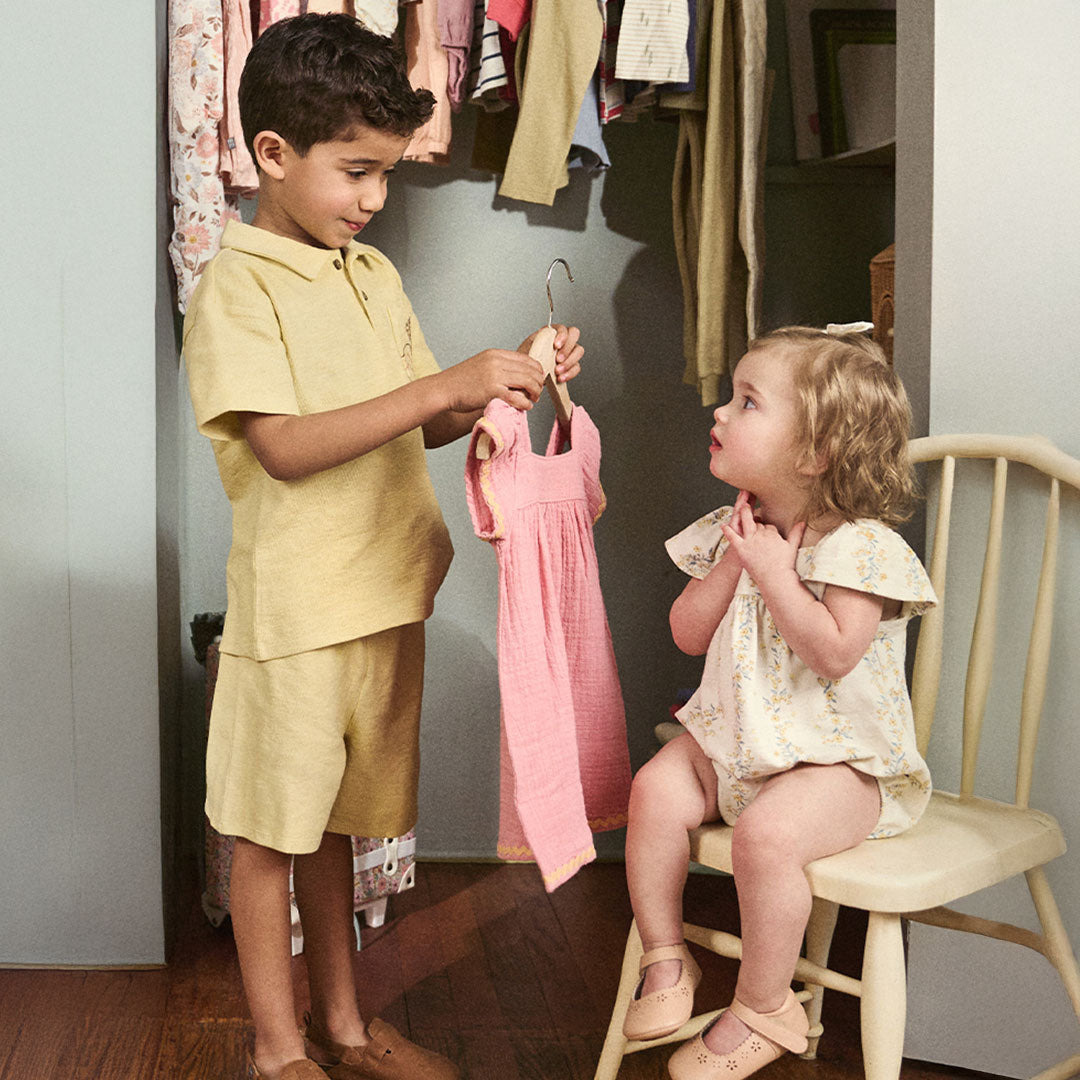 <strong>outfits & sets</strong>